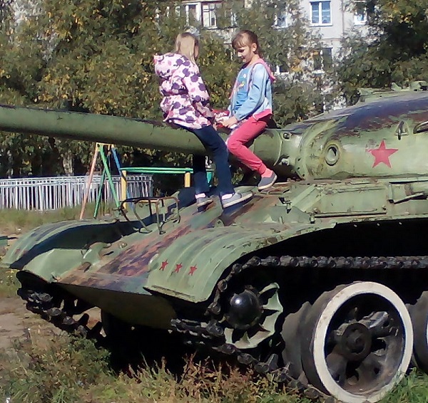 Купить танк в омске. Танк в Омске. Омский танковый музей. Танк во дворе Омска. Китайский танк Омск.